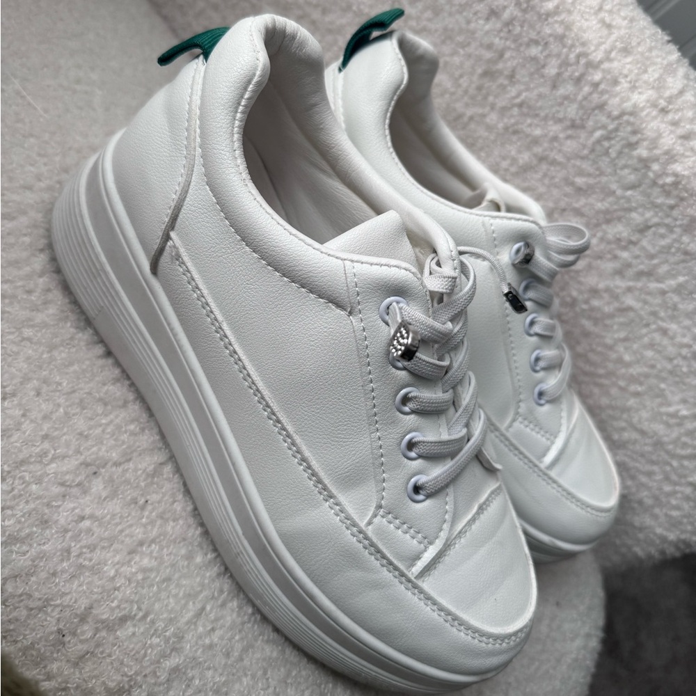 White sneakers size 6